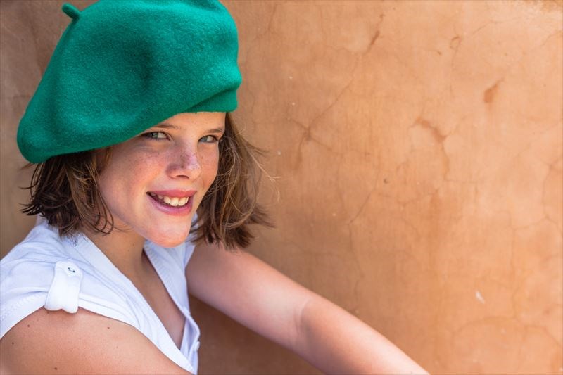 緑のベレー帽をかぶった女性