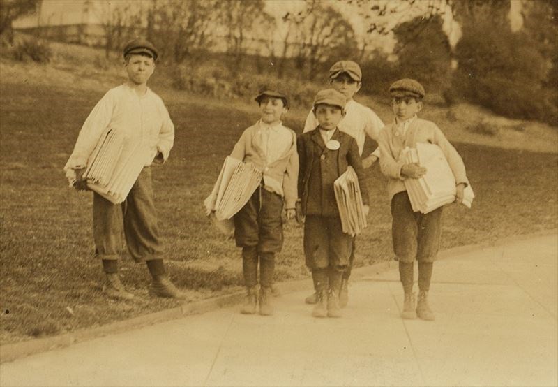 1912年撮影のキャスケットをかぶるアメリカの新聞配達の少年たち