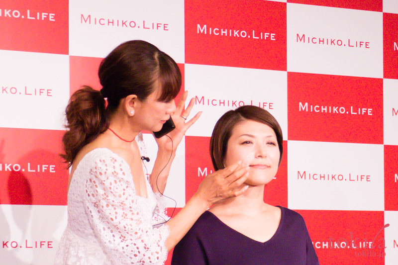 MICHIKO.LIFEヒアロニードルシートをモデルさんに藤原美智子さんが張っている画像 
