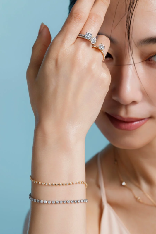 Agua Diamond.のジュエリーを身につけた女性