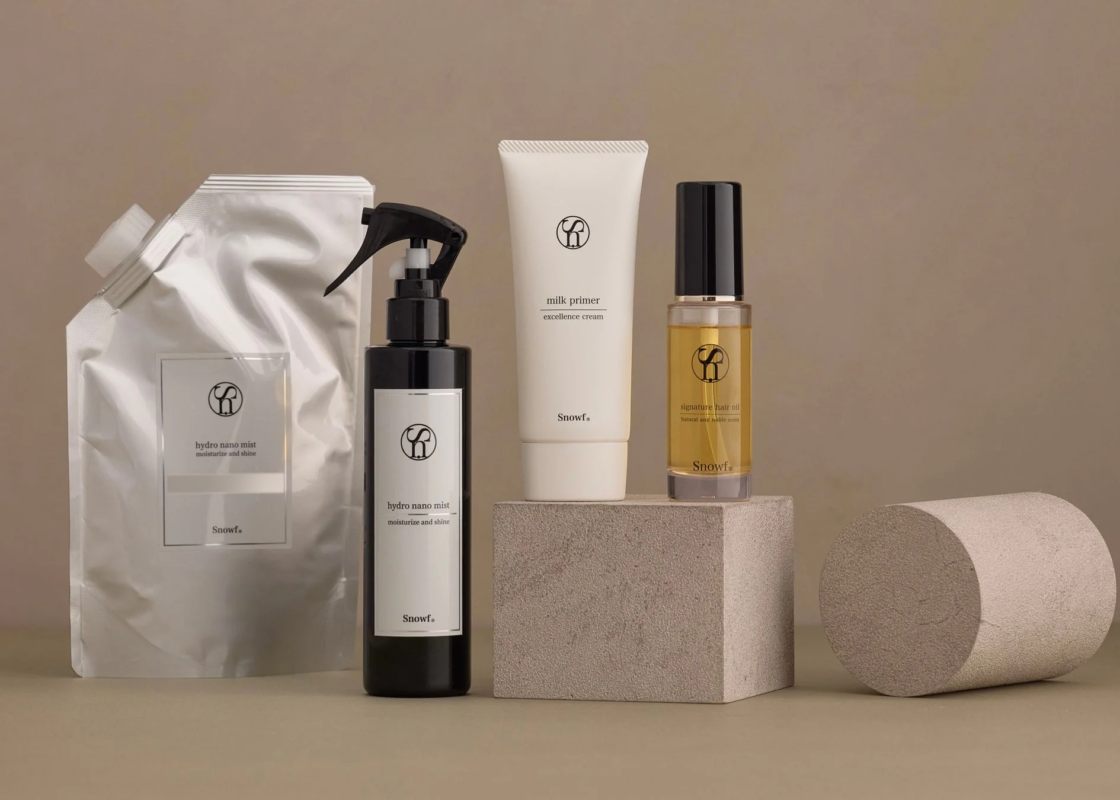Snowf®ブランドのヘアケアおよびスキンケア製品が写っています。