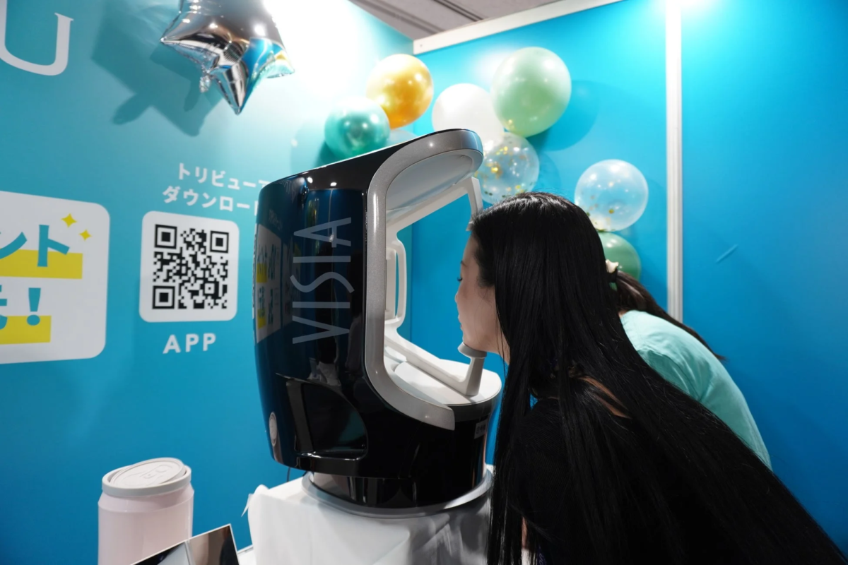 肌分析機器VISIAを体験する女性
