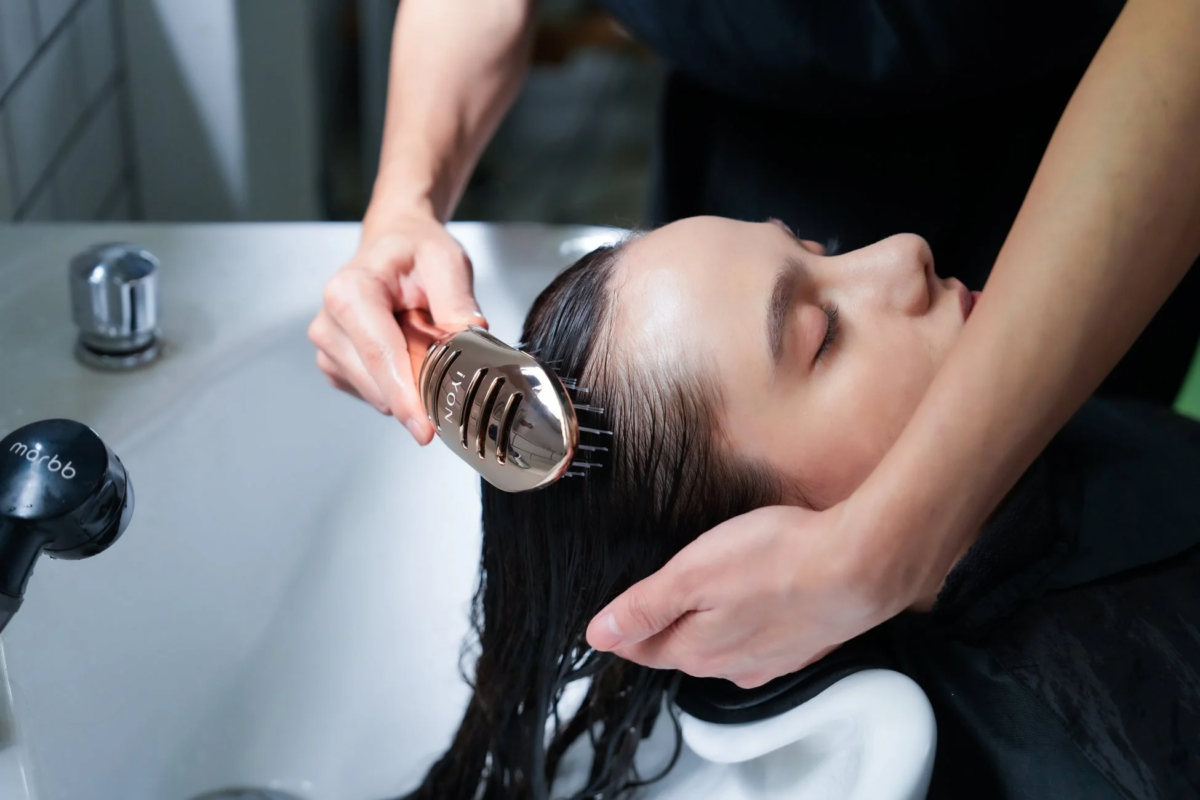 シャンプーとヘッドスパを受けている女性