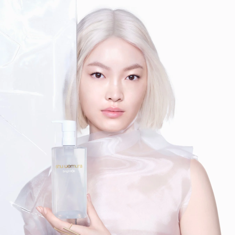 モデルとブライト クレンジング オイル