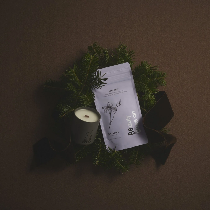 トドマツの枝葉で飾られた会場