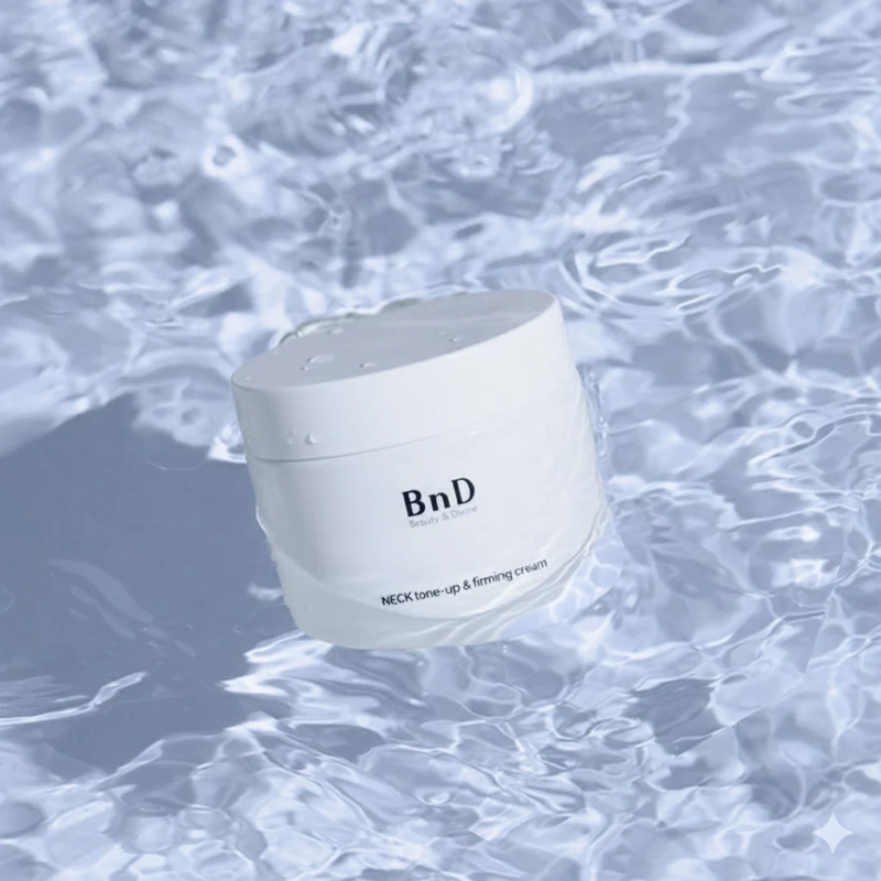 白い容器に入ったネッククリームが水面に浮かんでいる様子