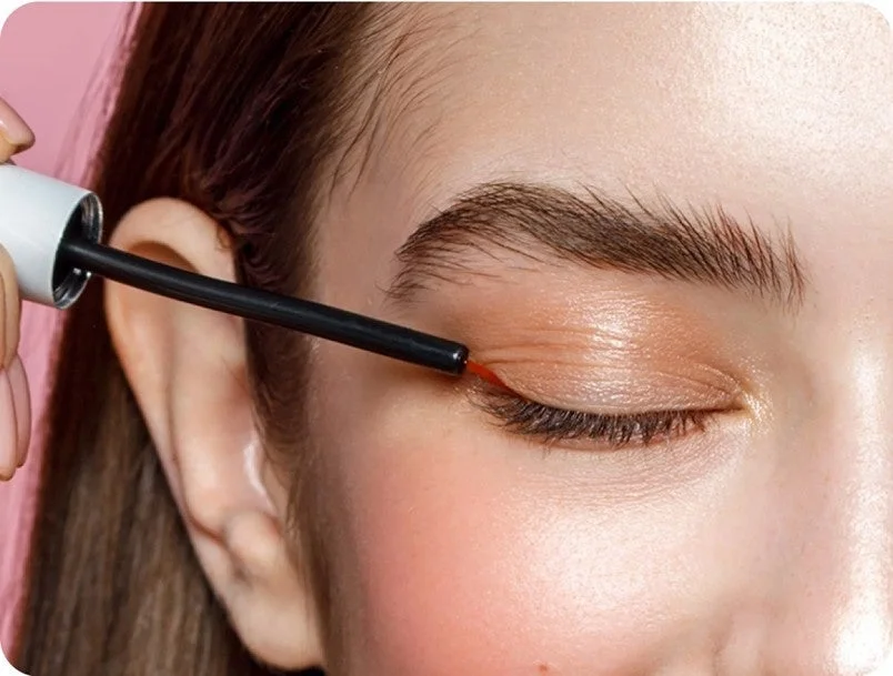まつ毛にアイラインを引くように塗布