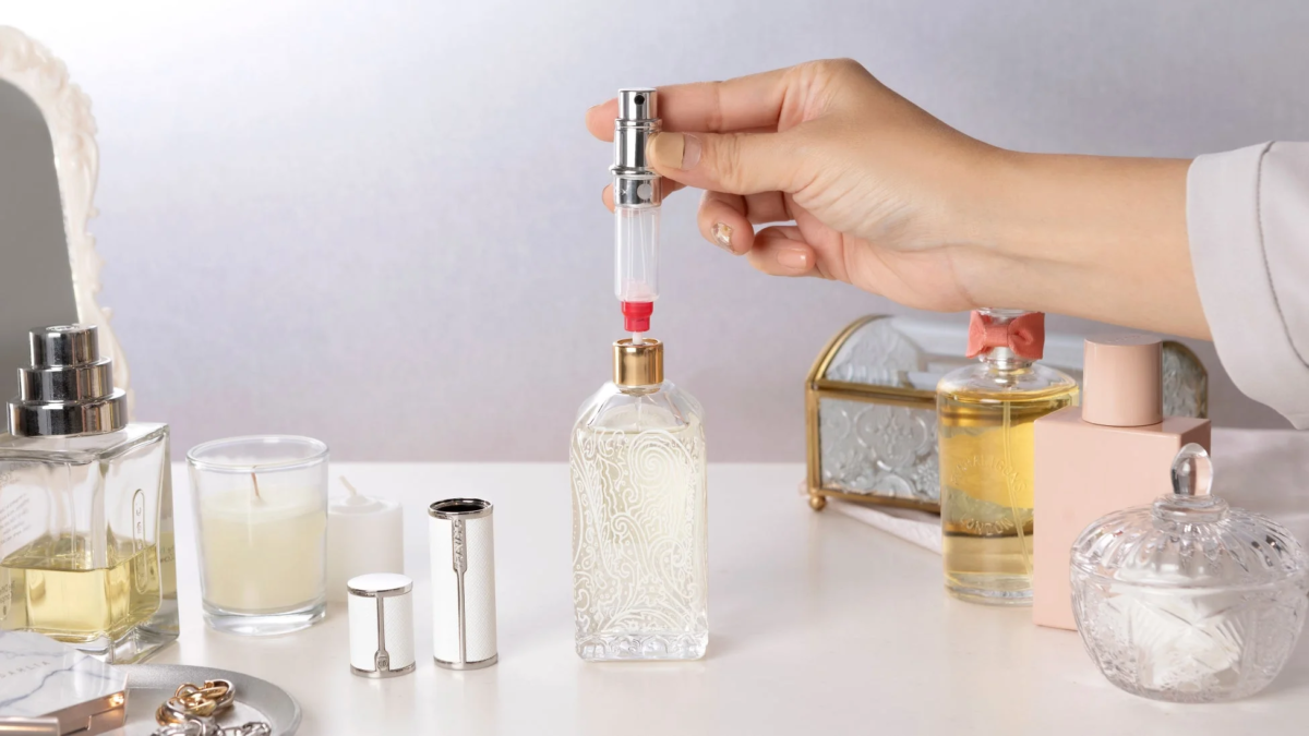 香水を詰め替える様子