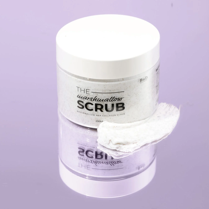 パープルを背景に置かれた白いスクラブ製品の容器