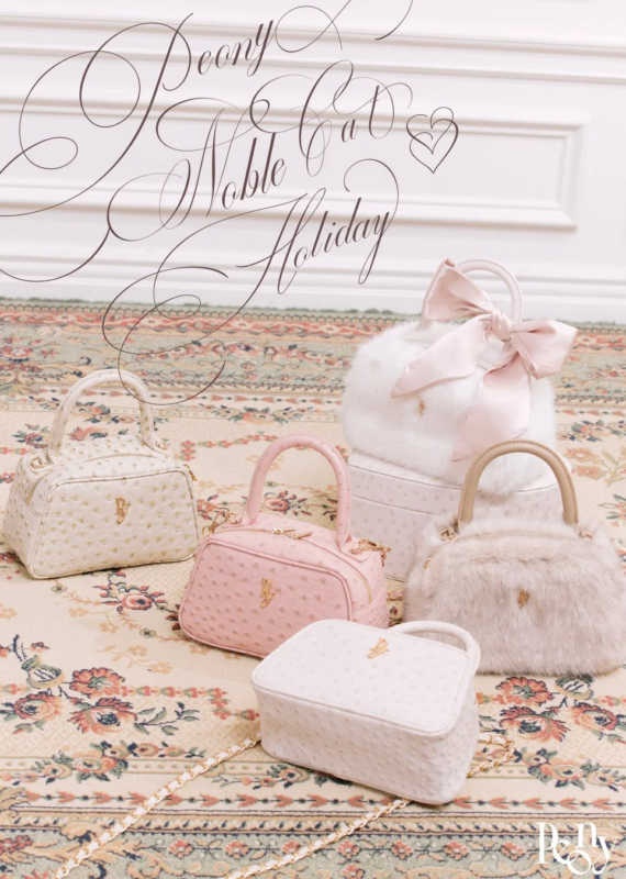 花柄のラグの上に並べられたフェミニンなハンドバッグ