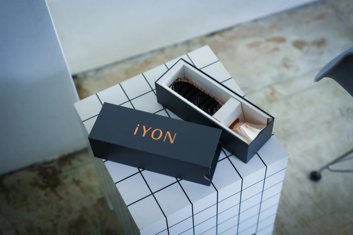 iYONヘアブラシのパッケージ