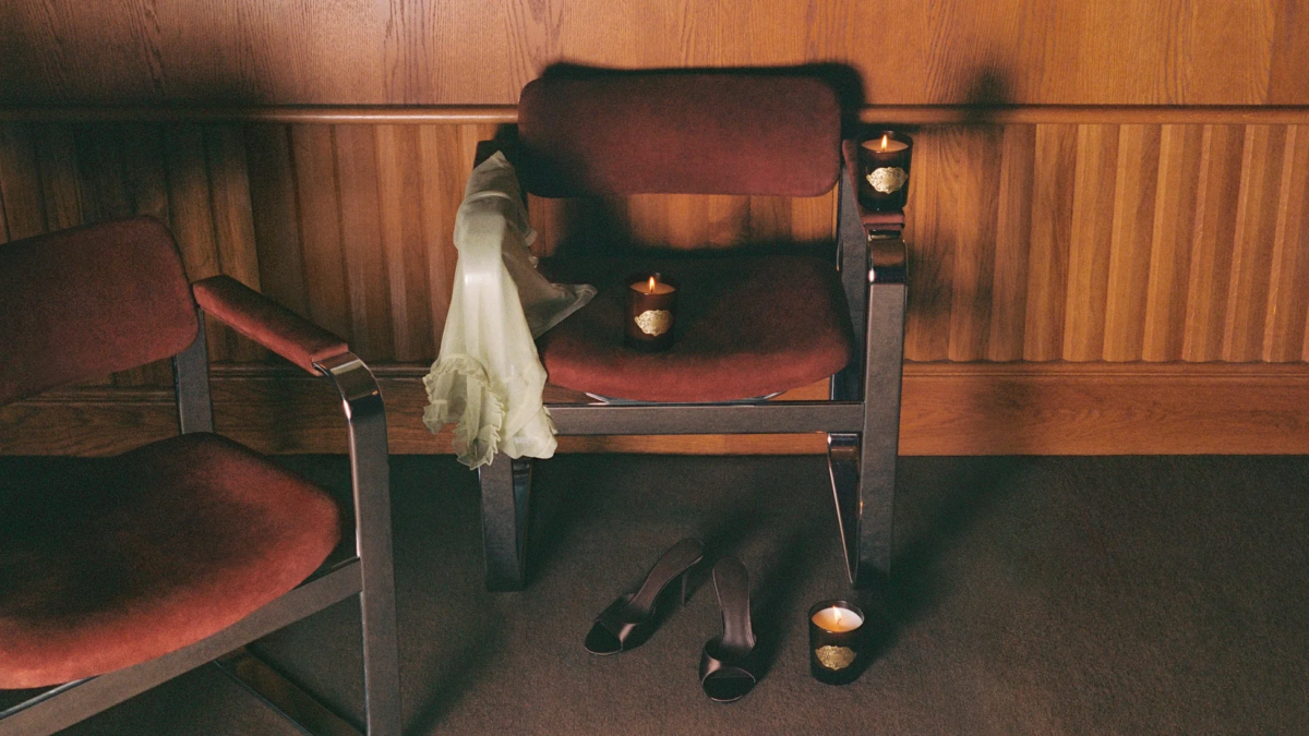 新作キャンドル『ル ボワ』と空間を演出する様子