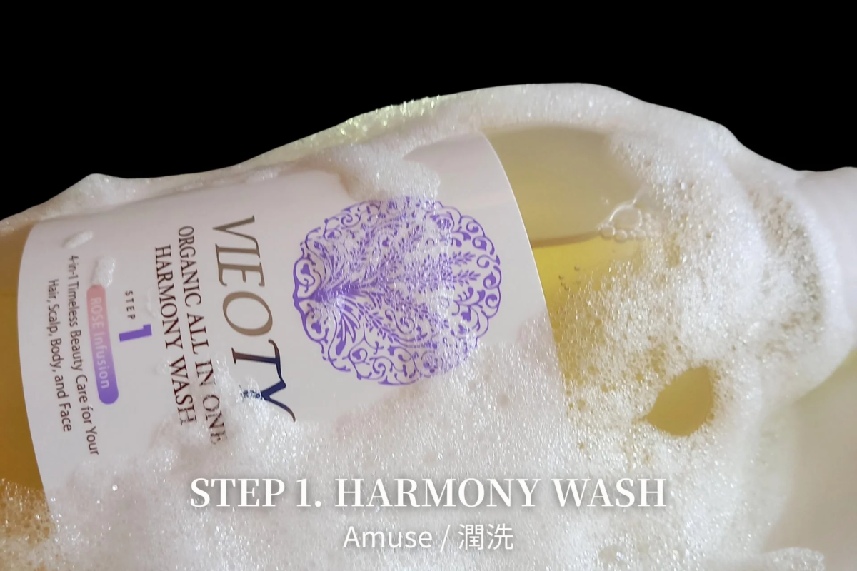 泡に包まれたVMEOTYの「ORGANIC ALL IN ONE HARMONY WASH」のボトル