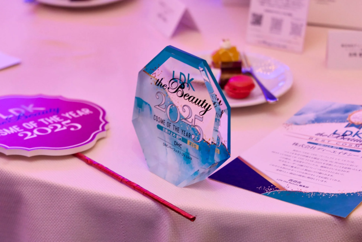 DHCの受賞トロフィー