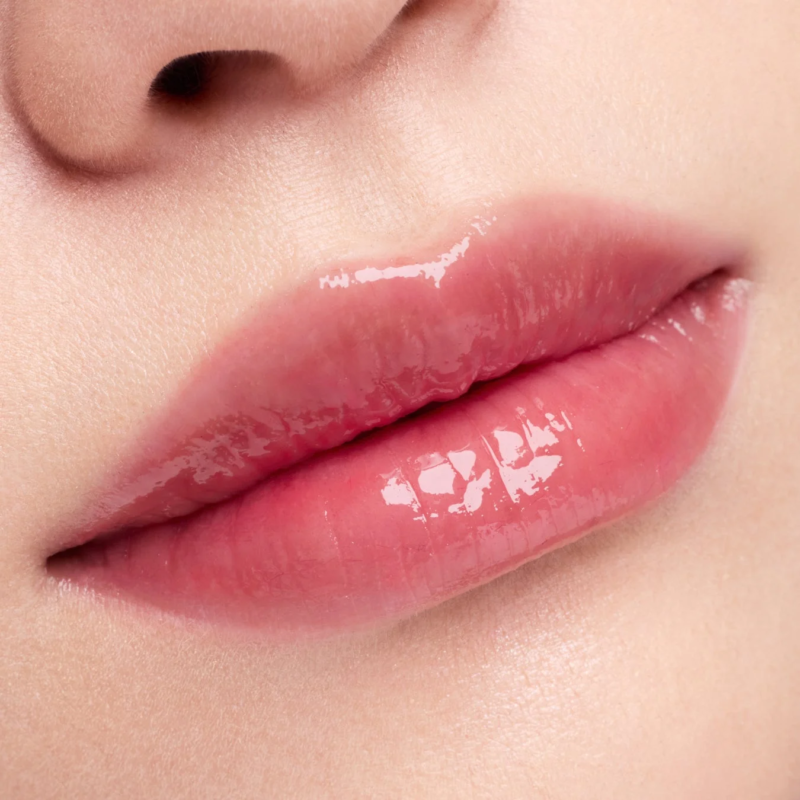 ピンク色のリップグロスを塗った唇