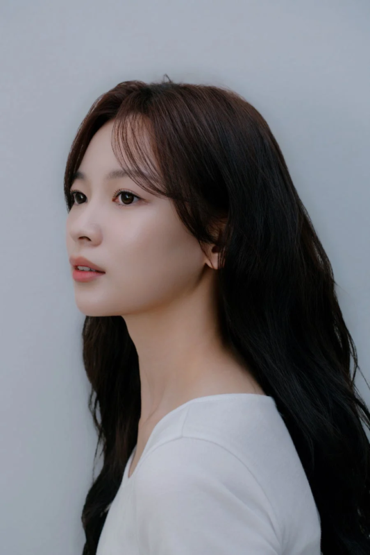 白いトップスを着た若い女性の横顔ポートレート