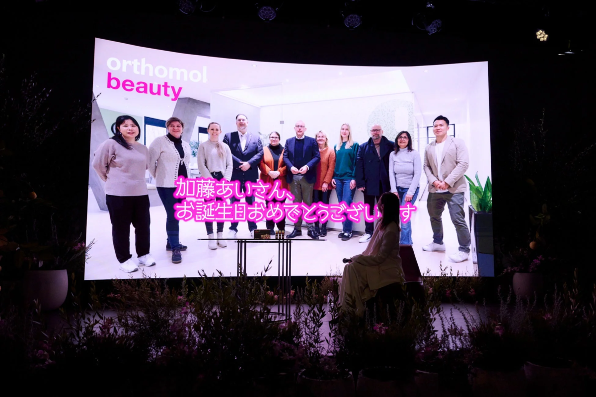 スクリーンに映し出された誕生日祝いのメッセージ