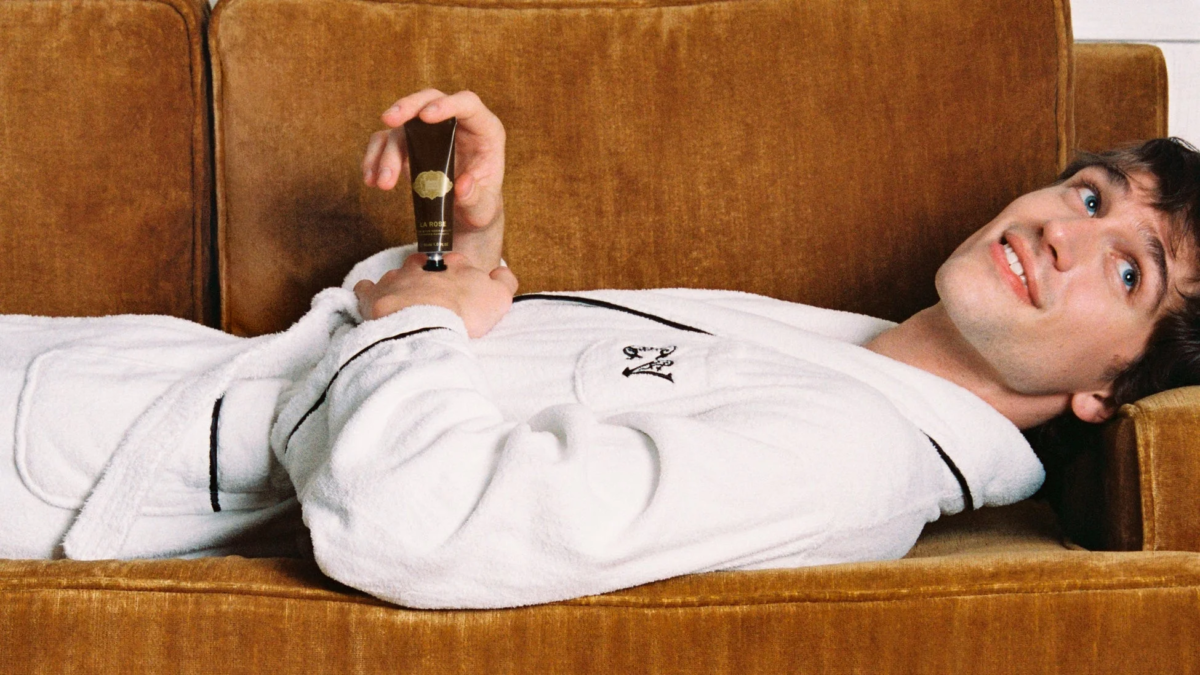 ハンドクリームを使用する様子