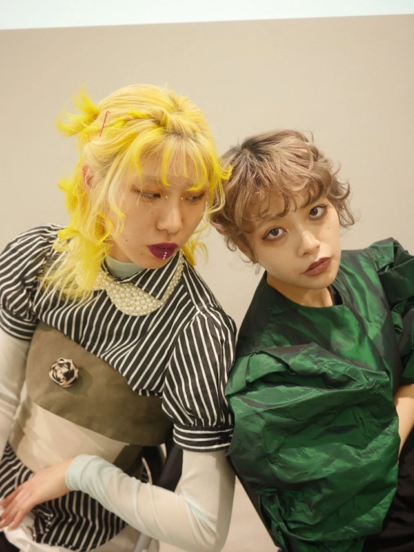 個性的なファッションとヘアスタイルの2人の女性