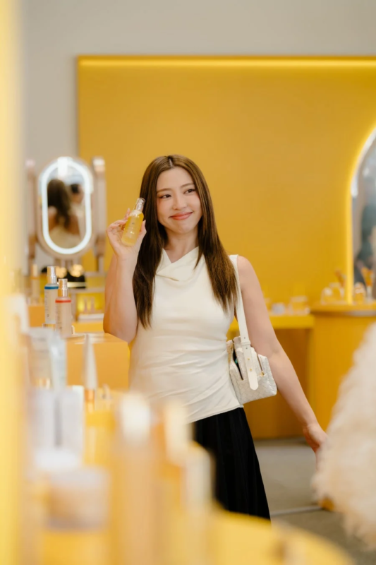 ポップアップストアでの女性と製品