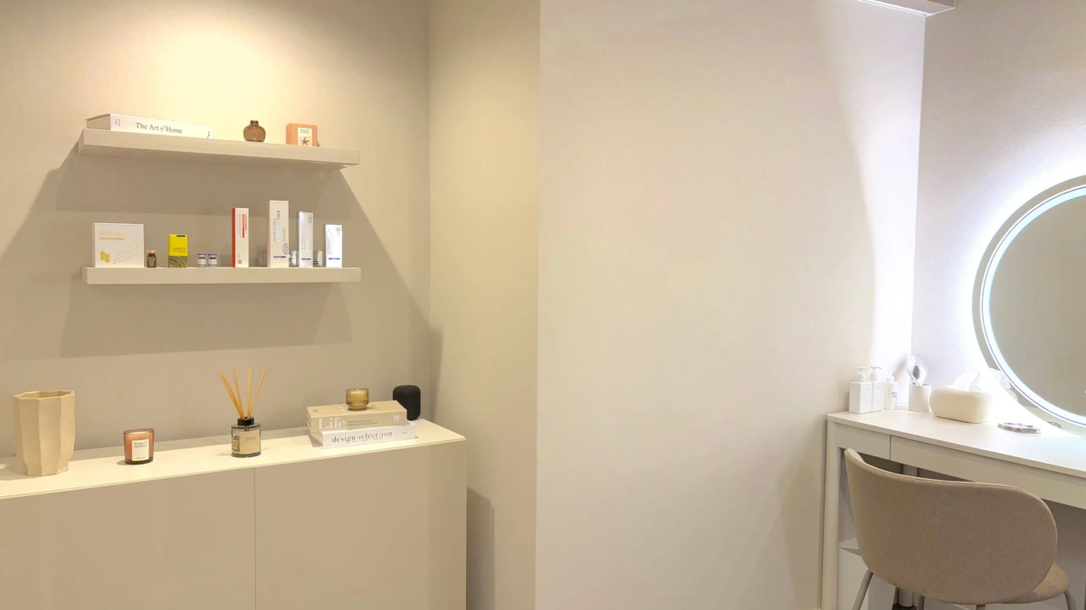 ベージュトーンで統一されたモダンな部屋のインテリア