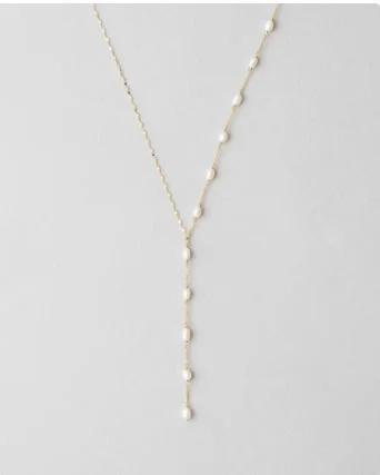 Y字型のデザインのゴールドチェーンネックレス