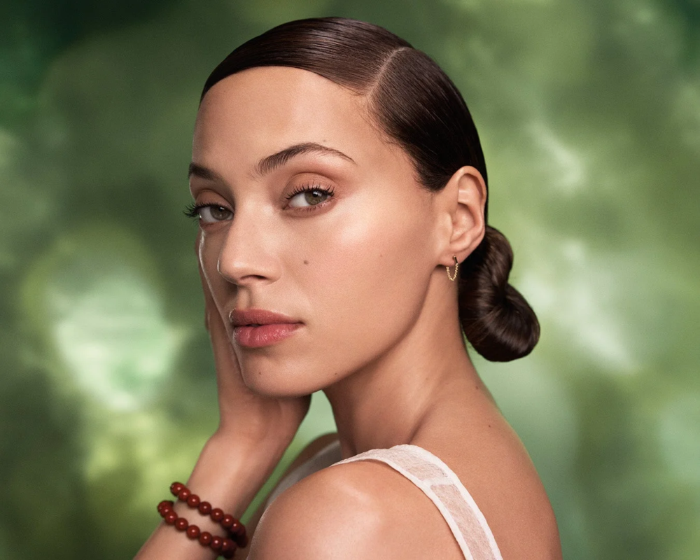 アヴェダ 新エイジングケアラインのキービジュアル