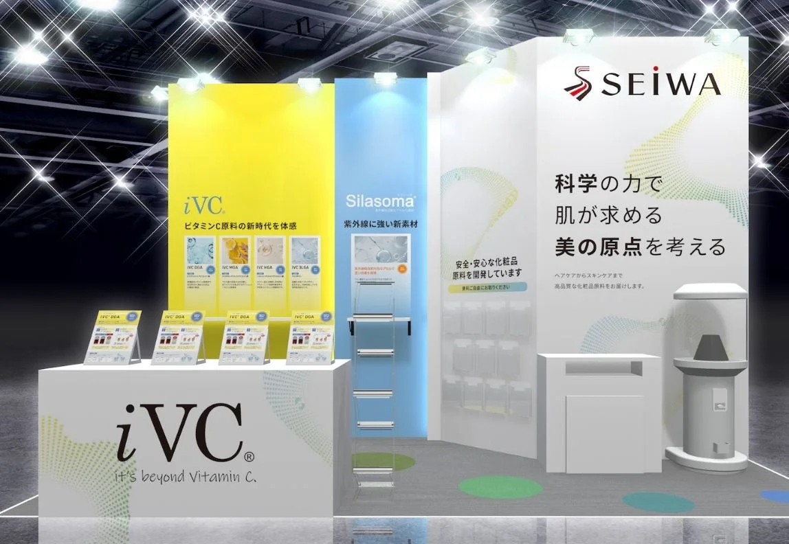 SEIWAの展示ブースで、化粧品原料を紹介しています。