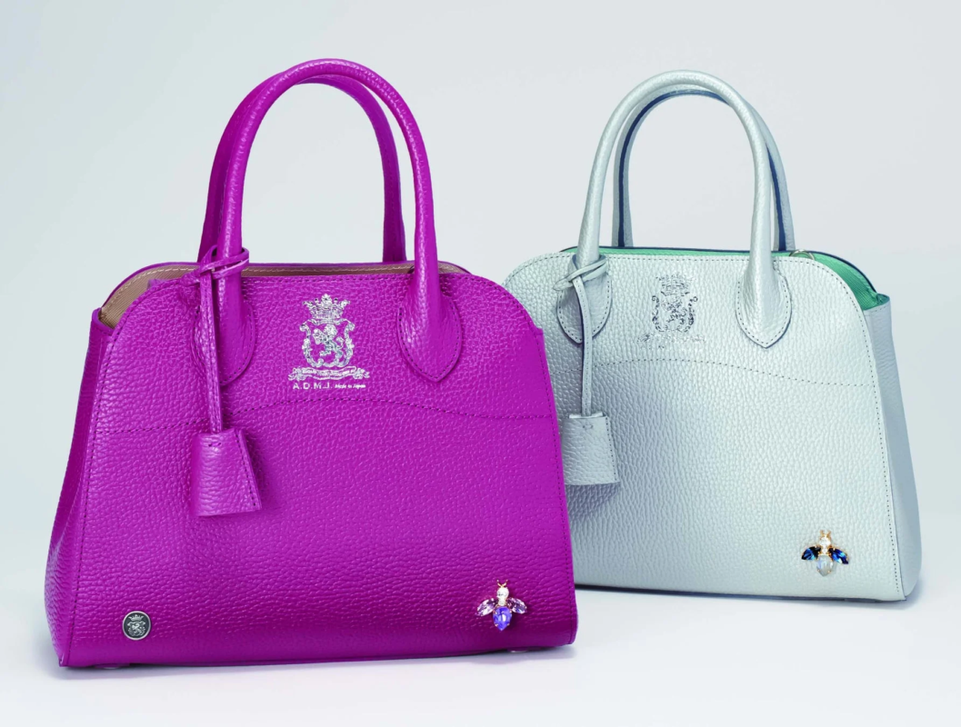 マゼンタとシルバーの2つの上品なハンドバッグ