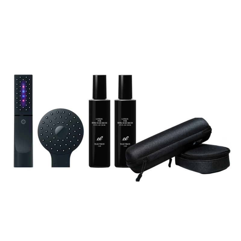 黒を基調とした美容機器とスキンケア製品のセットです。デンキバリブラシ用のローション2本、ブラシ型のデバイス2種類、そして持ち運び用のケース2つが含まれています。ELECTRON LABブランドの製品です。