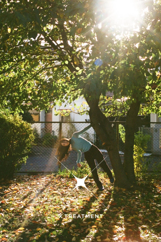 木にもたれる女性のポートレート