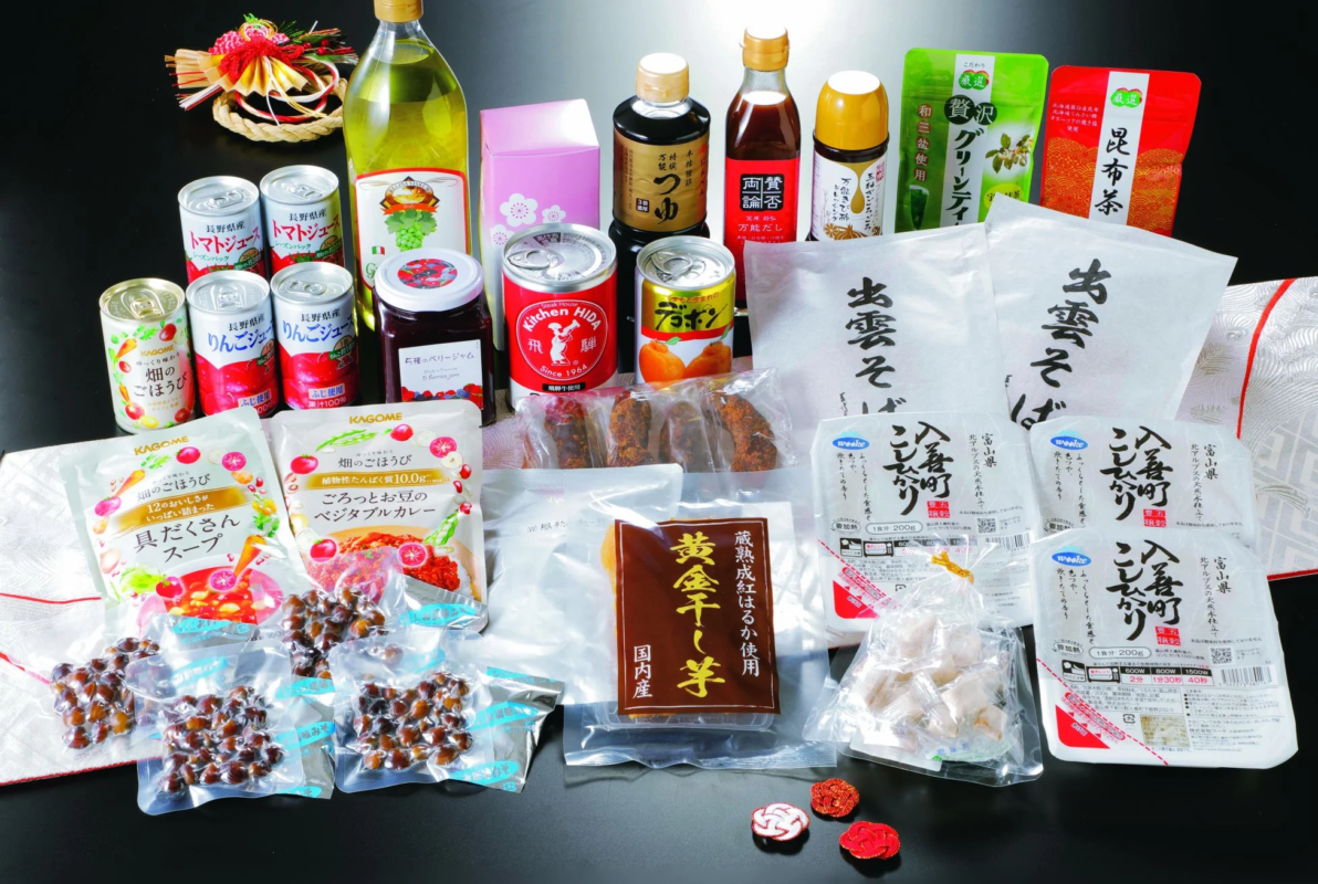 ジュース、調味料、レトルト食品、麺類、お茶など、多種多様な日本食の詰め合わせ