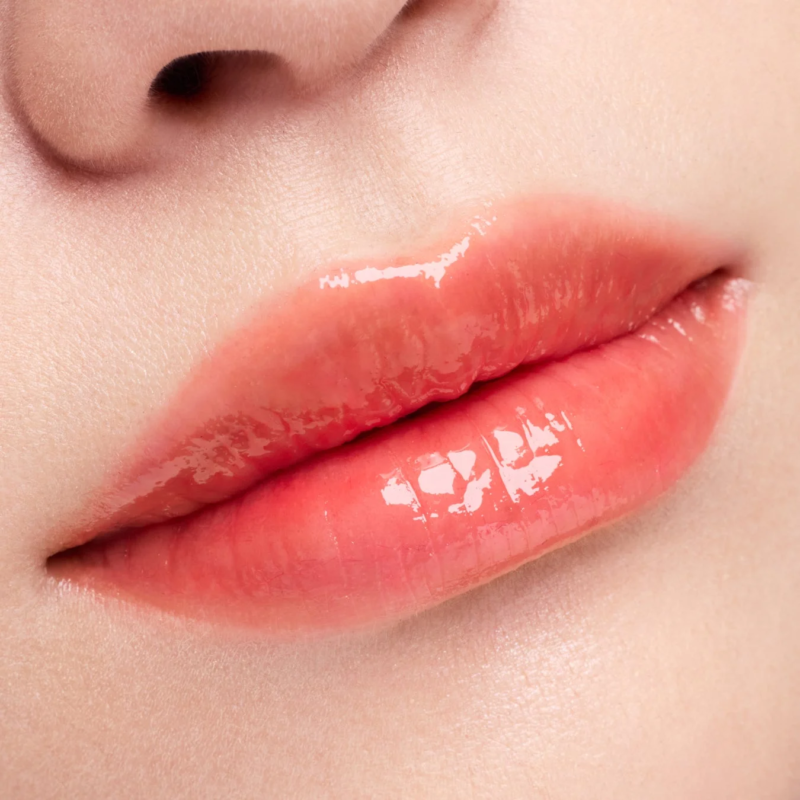 みずみずしいツヤのあるコーラルピンクの唇