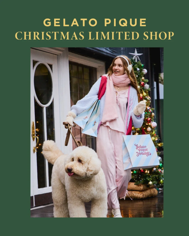 ジェラートピケのルームウェアを着た女性と犬がクリスマスツリーのそばでショッピングバッグを持っている様子