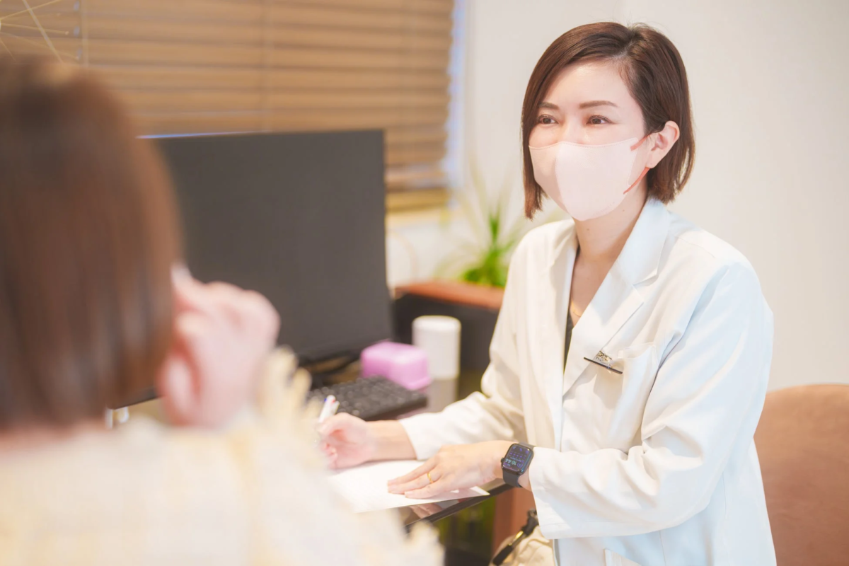 カウンセリングを行う医療従事者