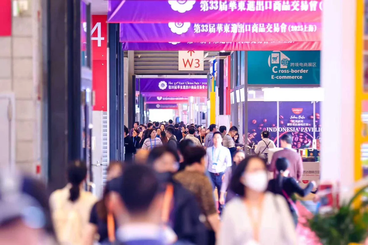 多数の来場者で賑わう展示会場の様子