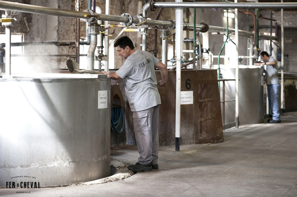 石鹸工場での作業風景