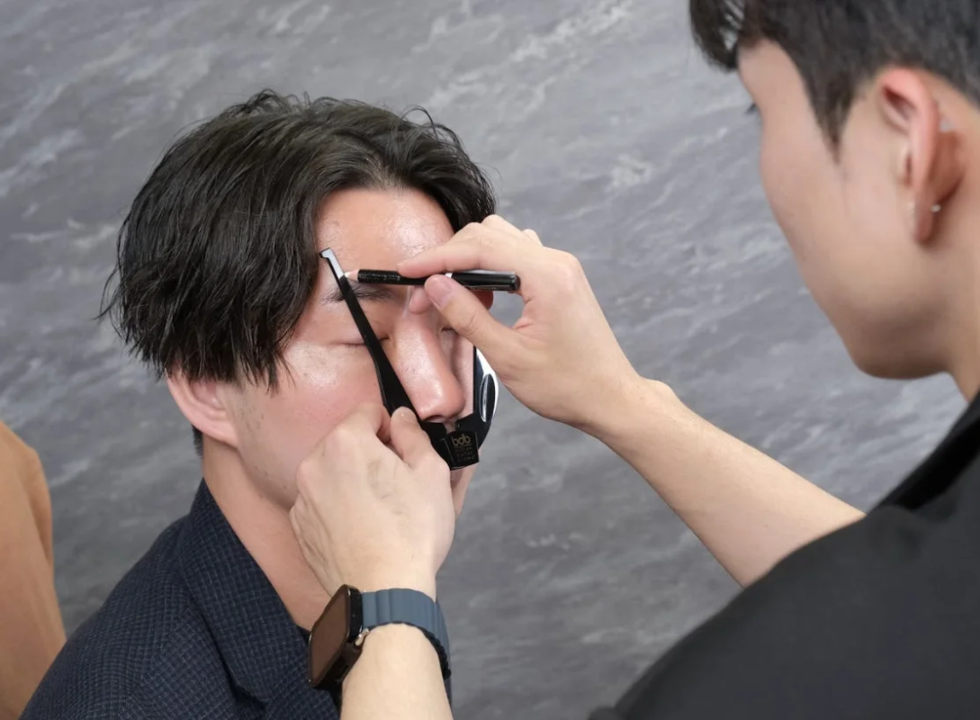 眉毛スタイリングの様子