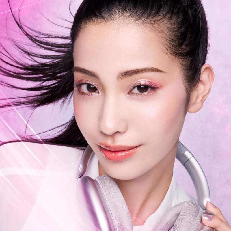 ピンクメイクとヘッドホンをつけた女性