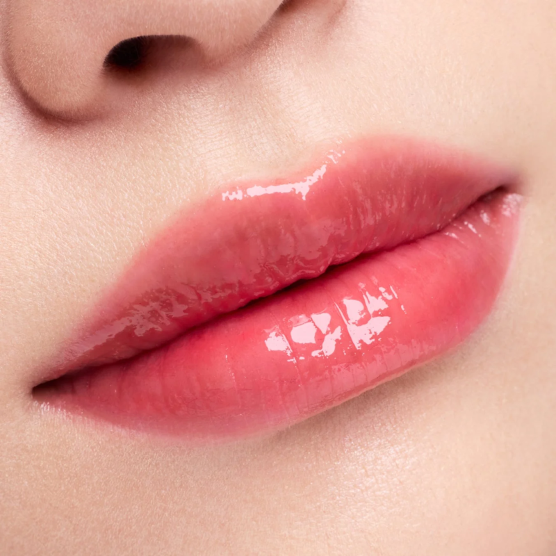 つややかに輝くピンク色の唇