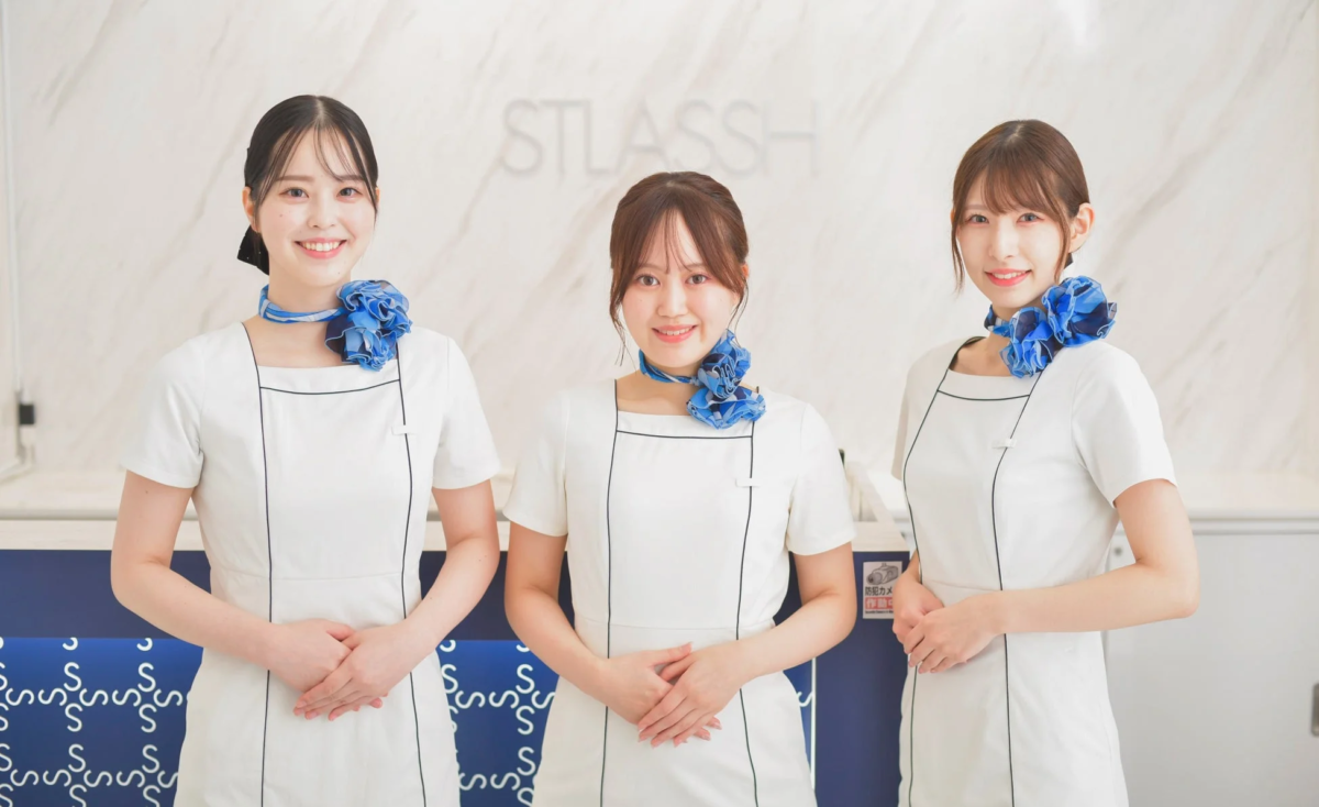 ストラッシュのスタッフが並ぶ様子