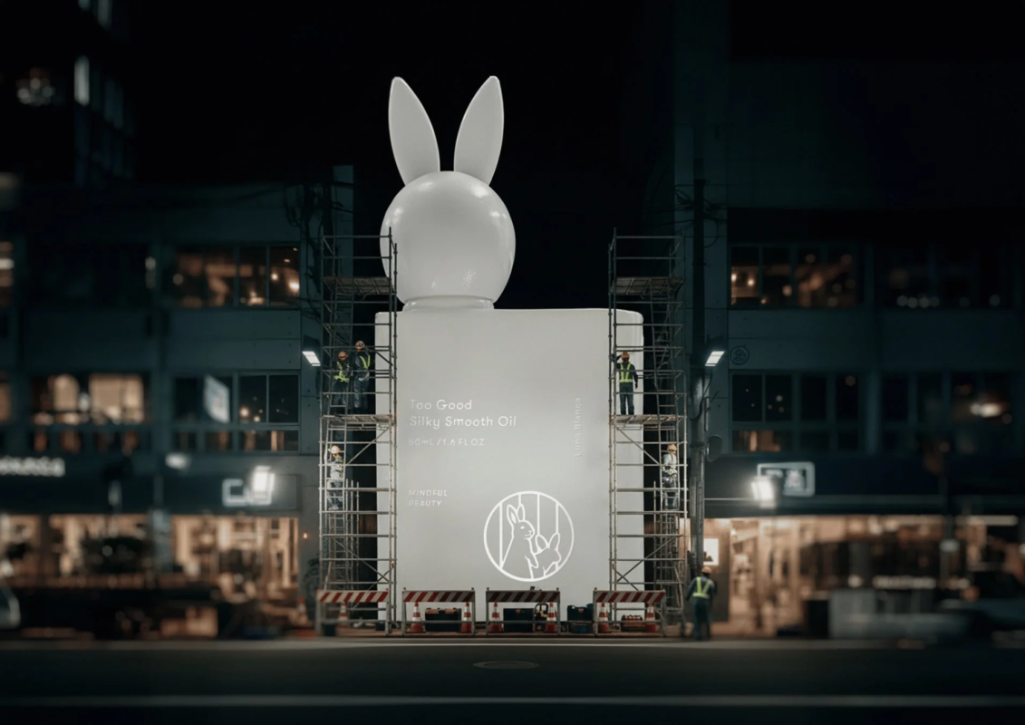 巨大なうさぎのボトルが都市の夜景に設置されている様子