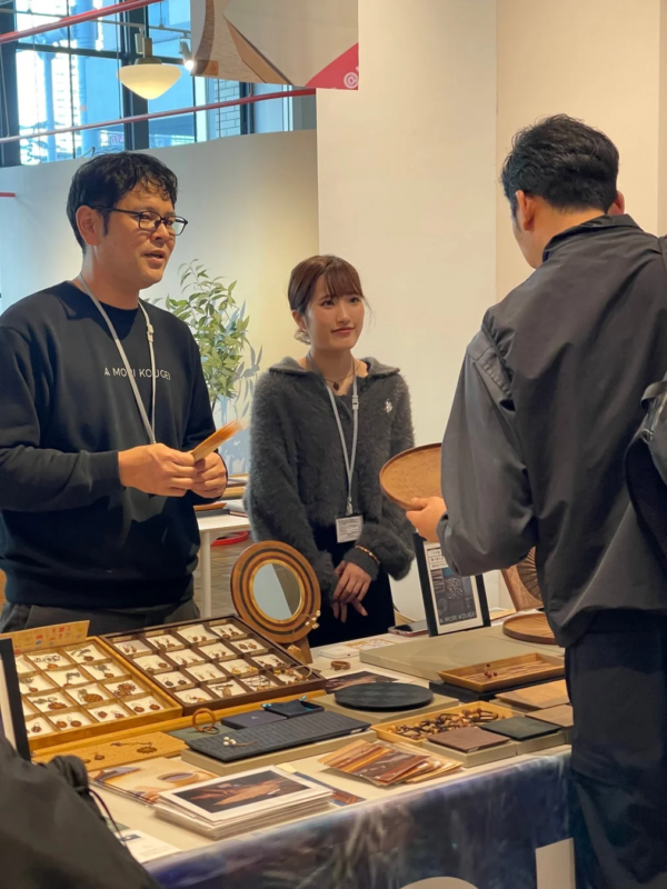 工芸品の販売ブース