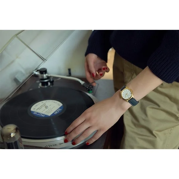 レコードプレーヤーを操作している人物の手元