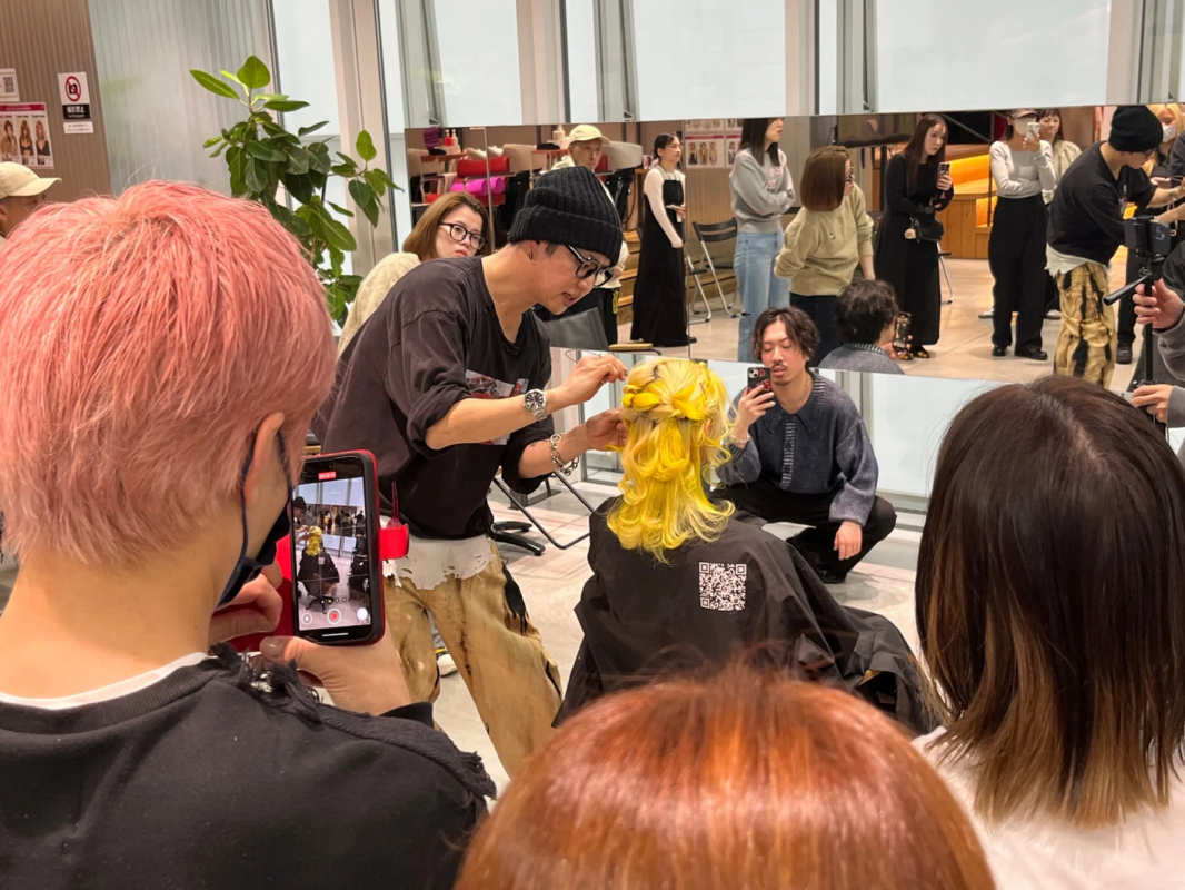 ヘアスタイリングのデモンストレーション