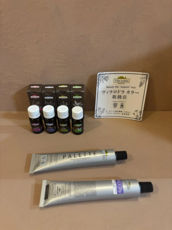 ヴィラロドラのヘアカラー製品と取扱店サイン