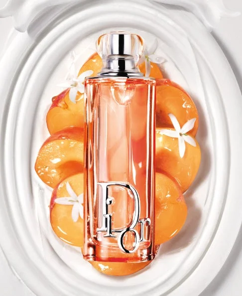 Diorの香水とピーチと白い花