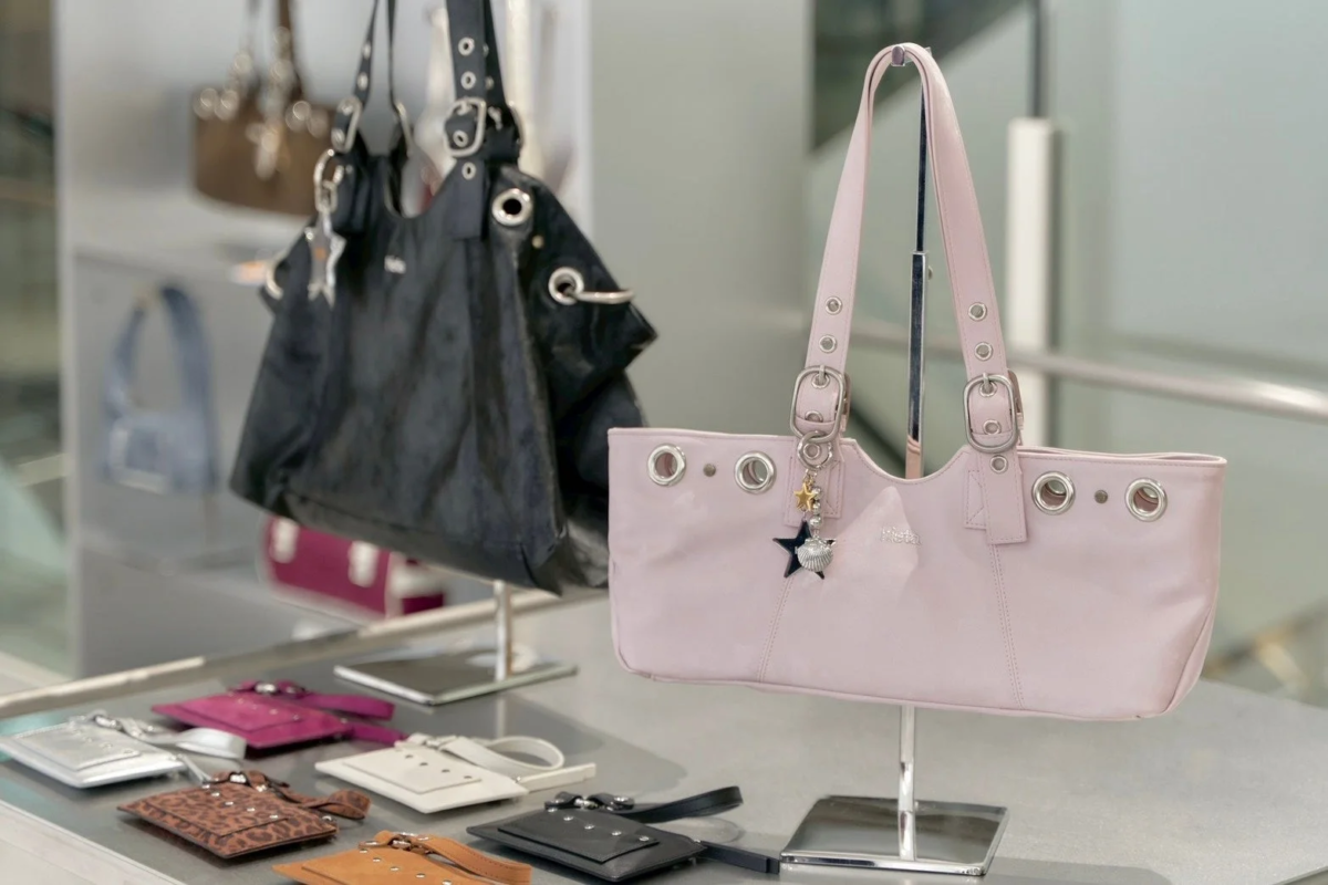 Hietaのピンクと黒のバッグ、小物