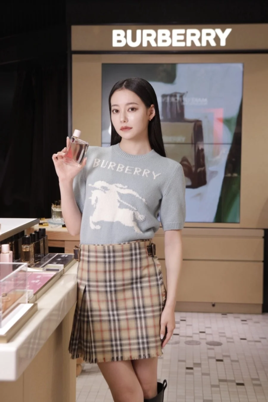 バーバリーの店舗で香水ボトルを手に持つ女性