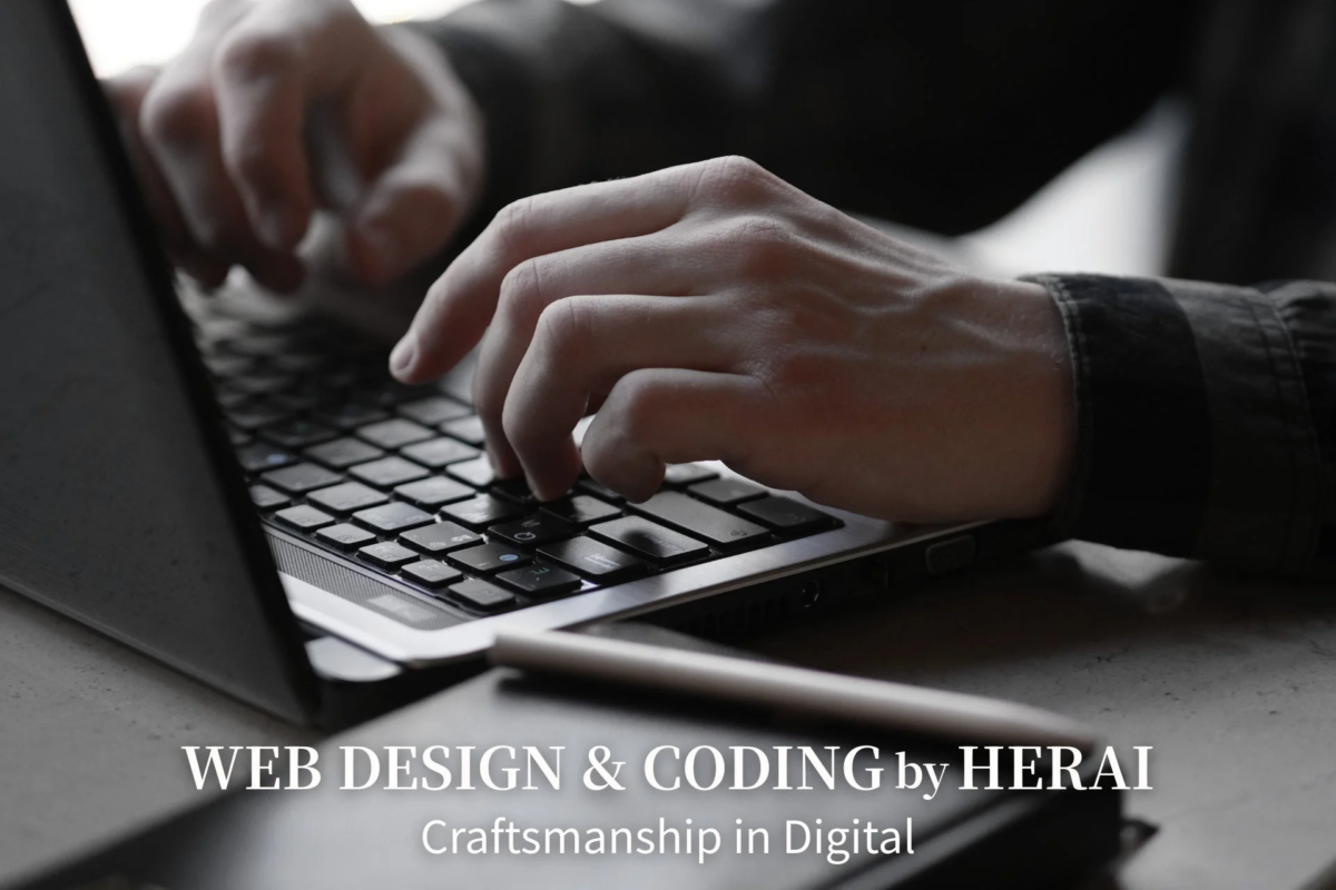 ノートパソコンのキーボードを操作する人の手がクローズアップ